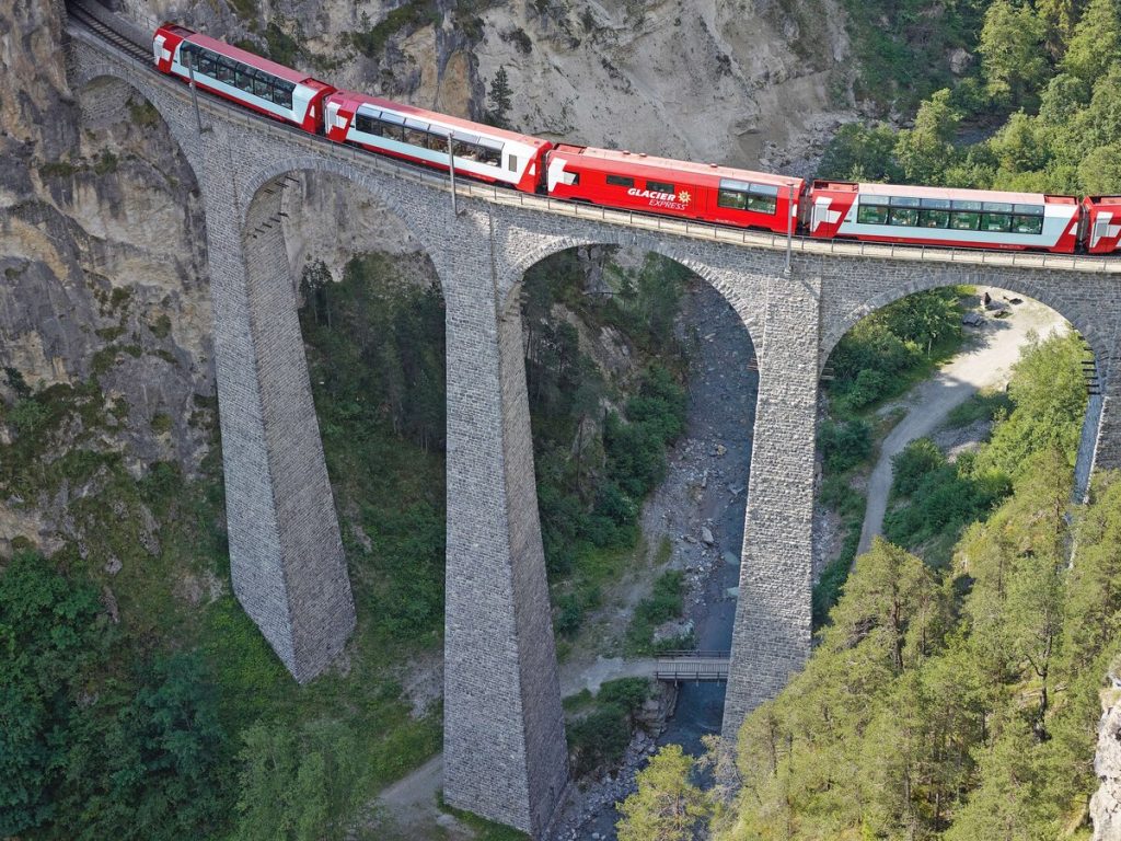 Train Glacier Express sur un pont