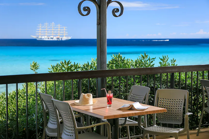 table en terrasse avec vue sur la mer