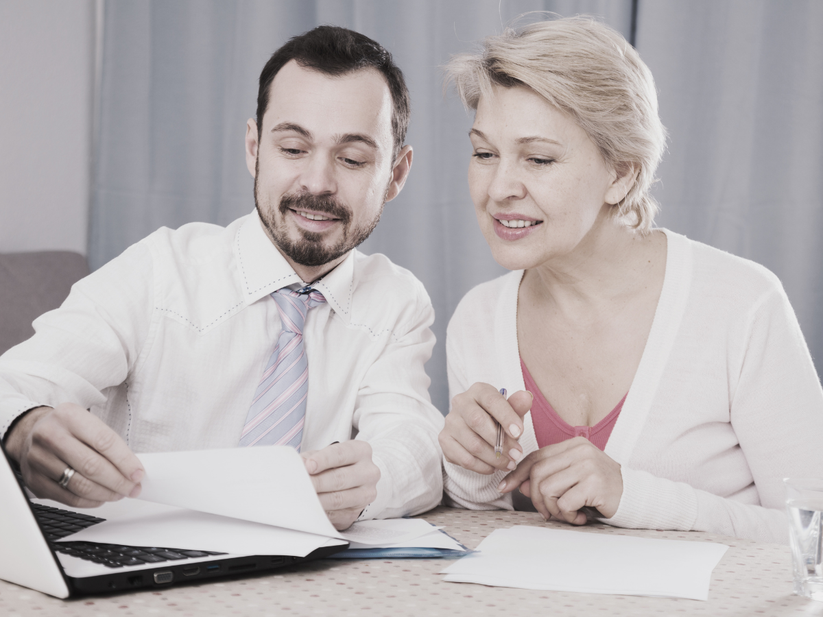une femme avec son conseiller mutualiste en train de signer un contrat mutuelle