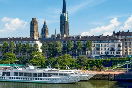 Ville de Paris et bateau sur la Seine