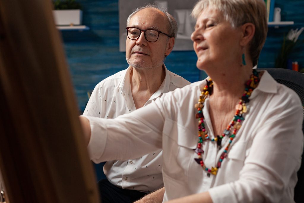 Un vieil homme et une vieille femme travaillent ensemble
